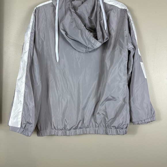 Sykooria grey / white wind breaker nwot p2p 21-1/2 23-1/2 length small pockets - Picture 4 of 4